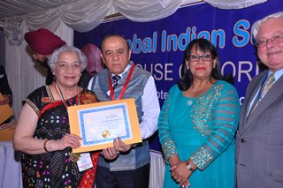 Jaya receives Gandhi certificate320.JPG